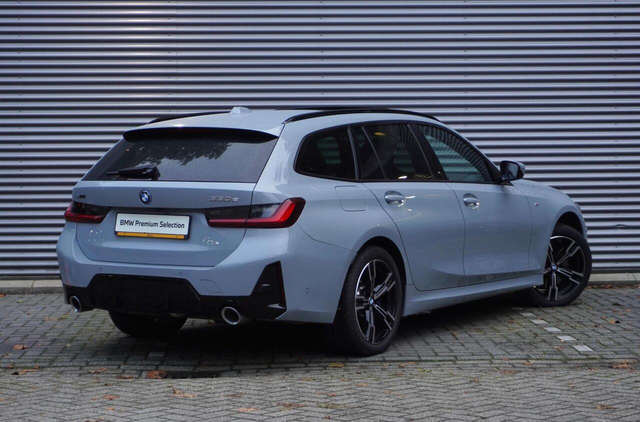 BMW 3-SERIE Touring 330e Xdrive M Sportpakket | Trekhaak met elektrisch wegklapbare kogel | Glazen panoramadak | HIFI System Harman Kardon | Comfort Access