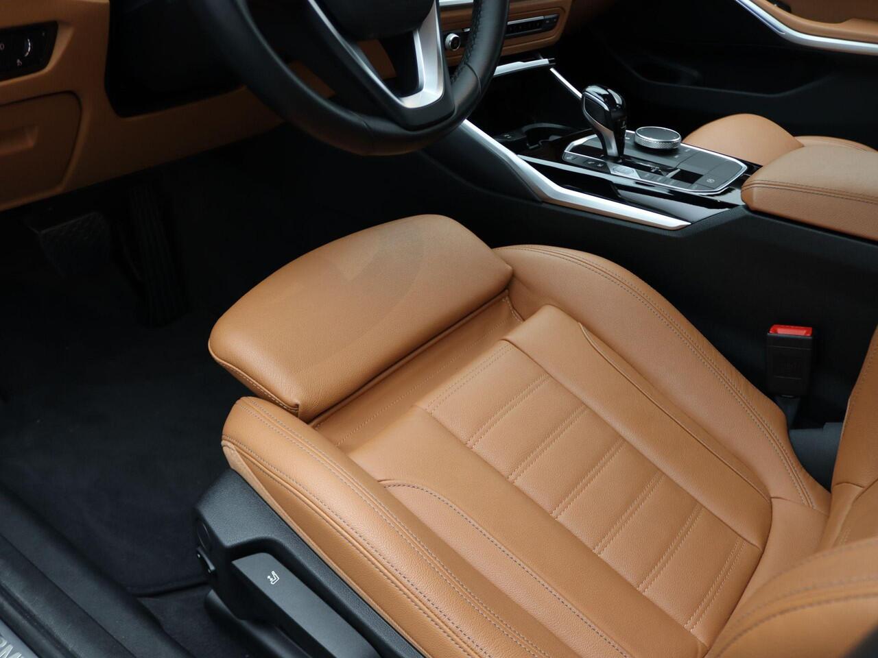 BMW 3-SERIE Sedan 330e High Executive | Model Sport Line | Parking Pack | Sportstoelen | Parking Assistant | Hemelbekleding Anthrazit | 17''