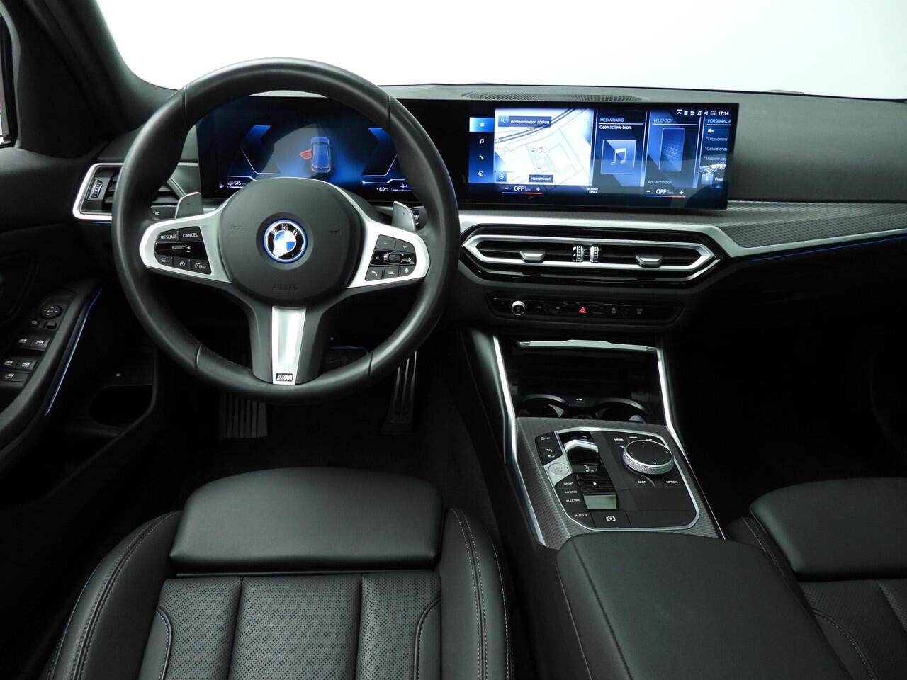 BMW 3-SERIE Sedan 320e | M-Sportpakket | LED | Navigatie | Schuifdak | Sportstoelen | Shadow line | DAB | Alu 18 inch