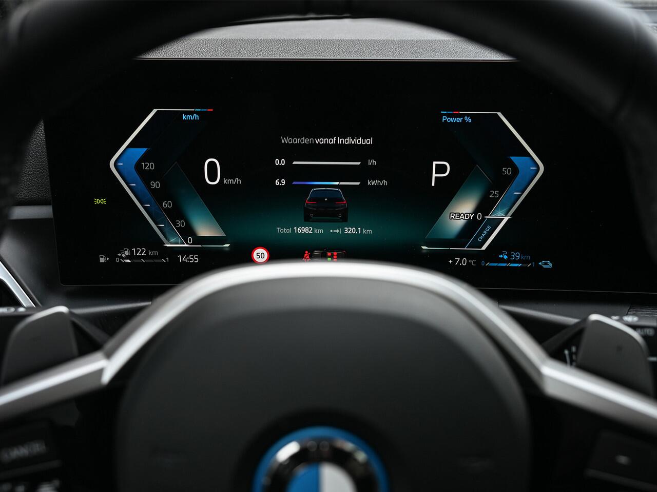 BMW 3-SERIE Touring 330e xDrive · M sport · Accu 19,5kWh · Trekhaak · Panoramadak · Active Cruise · Camera · Ambiance interieur ·