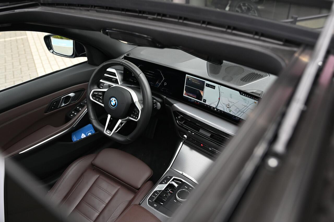 BMW 3-SERIE Touring 330e xDrive M Sport Automaat / Panoramadak / Trekhaak / Sportstoelen / Achteruitrijcamera / Adaptieve LED / Widescreen Display