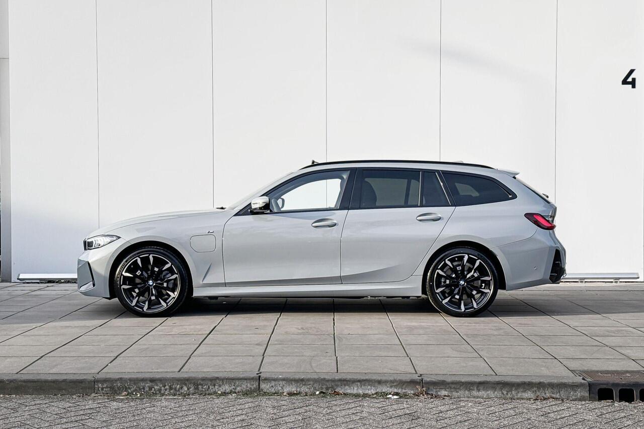 BMW 3-SERIE Touring 330e M-Sport / Glazen Schuifdak / Harman Kardon / Head-Up / Parking Assistant Plus / Trekhaak Zwenkbaar / Adaptieve LED koplampen / Stuurwielverwarming