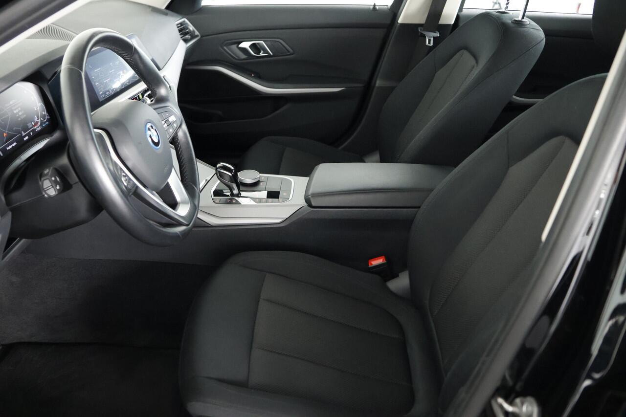 BMW 3-SERIE 320e / LED / Navi / CarPlay / Cam / Clima
