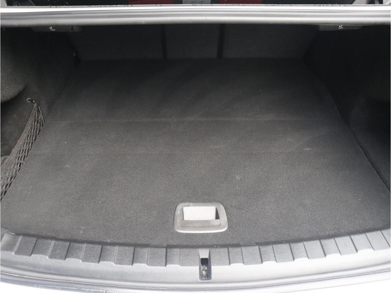 BMW 3-SERIE Sedan 330e | High Executive | Comfort Access | Elektr. Voorstoelen | Sportstoelen | Hi-Fi | Climate Control | Stoelverwarming | Getint Glas | 17'' LMV