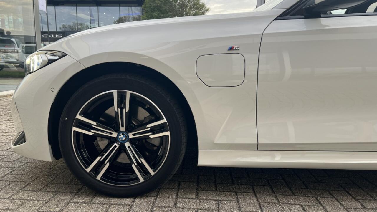 BMW 3-SERIE Touring 330e M-Sport | Navi | Camera | Stoel-Stuurverwarming