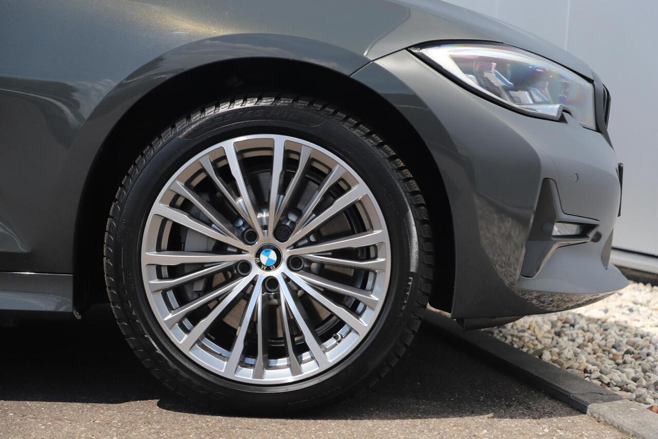 BMW 3-SERIE Touring 330e Business Edition Plus 292PK Black Pack Individual Automaat Trekhaak Sportstoelen Leder 18 inch Laser LED Navigatie Carplay Clima Cruise Stoelverwarming SOH 92%