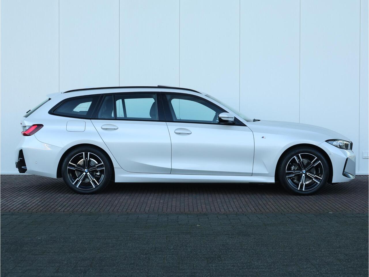 BMW 3-SERIE Touring 318i M-Sportpakket / Achteruitrijcamera / Trekhaak / Panoramadak / Stoelverwarming / 18'' /
