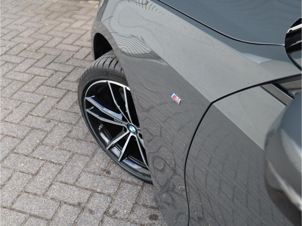 BMW 3-SERIE Touring 320i High Executive M Sport Pakket Automaat / Live Cockpit Professional / Panoramadak / Leder / Adaptive Cruise Control / Head-Up Display / Apple CarPlay / 19 Inch / M Sportremsysteem / Shadow Line / LED / Extra Getint Glas / Stoelverwarming