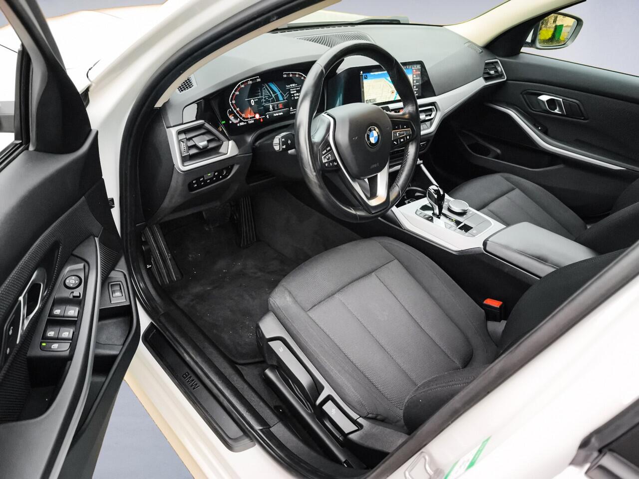 BMW 3-SERIE Touring 320i Business Edition 1e-Eig. & Dealer-Onderh. BOVAG-Garantie. NL-Auto.