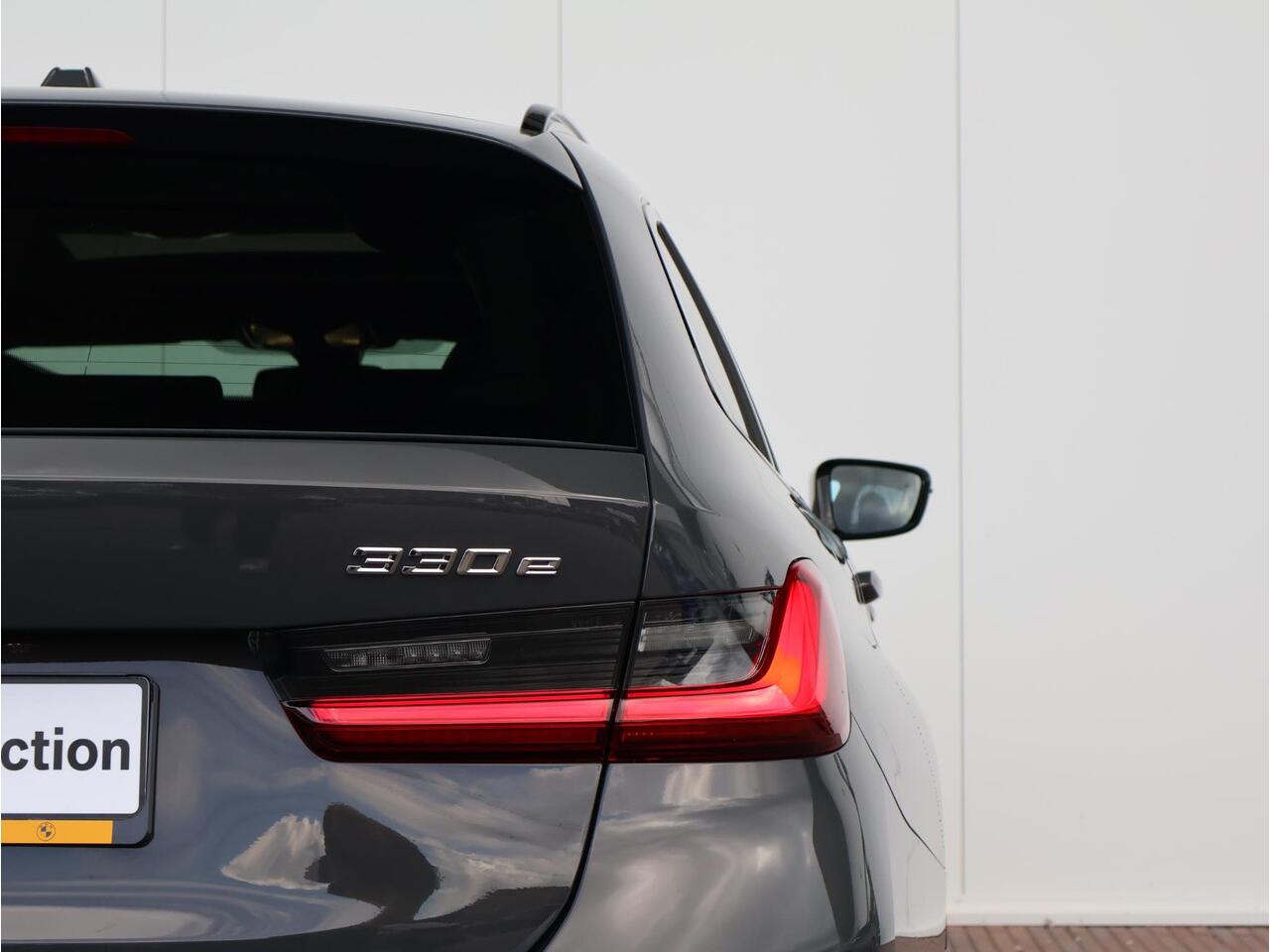 BMW 3-SERIE Touring 330e M Sportpakket Pro/ Stuurwiel verwarmd/ Comfort Access/ panoramadak/ Stoelverwarming/ Elektrische Trekhaak/ Active Cruise Control