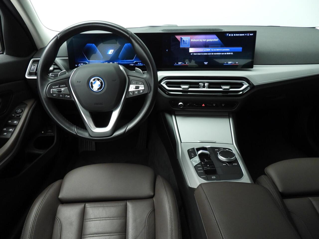 BMW 3-SERIE Touring 320e | LED | Leder | Navigatie | Trekhaak | Sportstoelen | Shadow line | DAB | Alu 17 inch