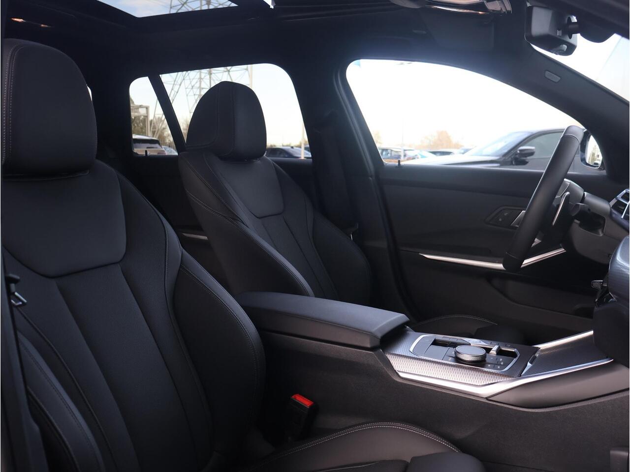 BMW 3-SERIE Touring 330e M Sportpakket/ Comfort Access/ Elektrische Trekhaak/ Achteruitrijcamera/ panoramadak/ Sportstoelen/ Stoelverwarming/ HiFi/ Active Cruise Control