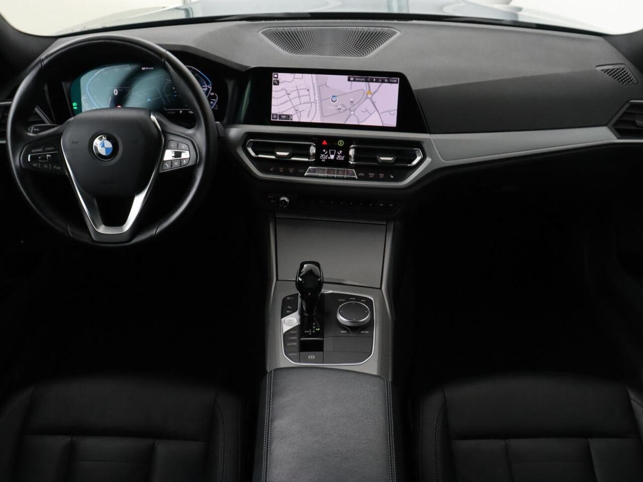 BMW 3-SERIE 330e eDrive Edition | Leder | Stoelverwarming | Carplay | Live Cockpit | Navigatie | Parkeerhulp | Cruise control