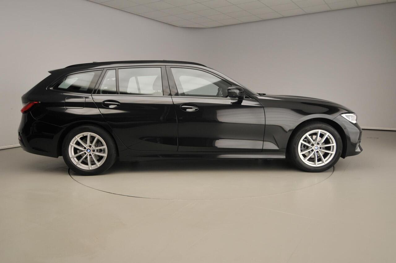 BMW 3-SERIE Touring 318i | Laserlicht | Leder | Navigatie | Schuifdak | Elektr. zetels | Shadow line | DAB | Alu 17 inch
