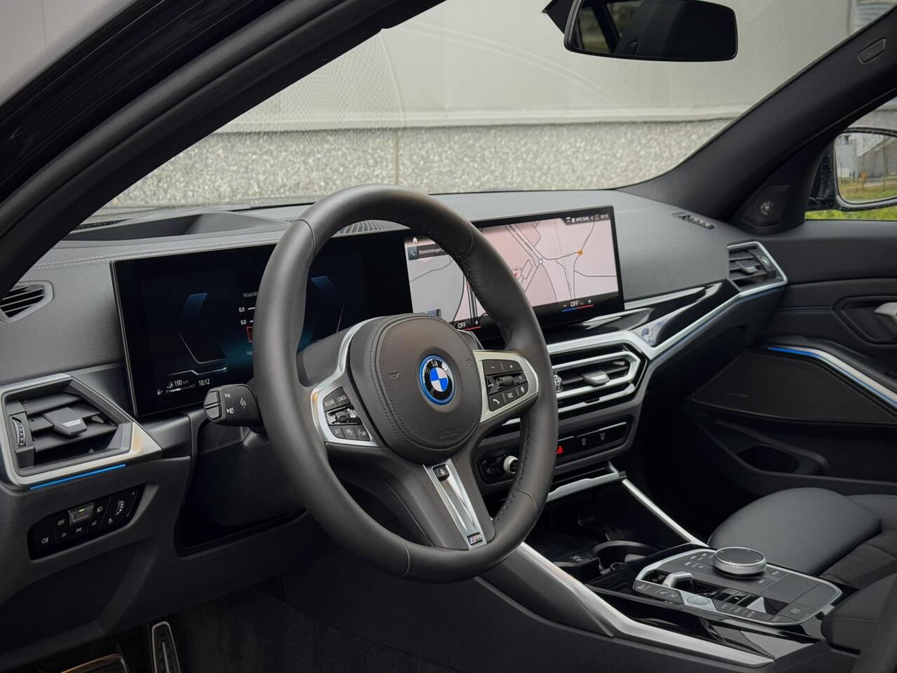 BMW 3-SERIE Touring 330e M-Sport | Panoramadak | Harman Kardon | Adaptive Cruise | Adaptive LED | HUD | Camera | Elektrische Trekhaak