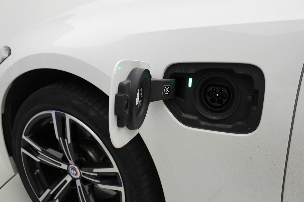 BMW 3-SERIE Touring 330e xDrive | M-Sport | Panorama | Elek. Stoelverst. | HiFi Adapt. Led | Camera |