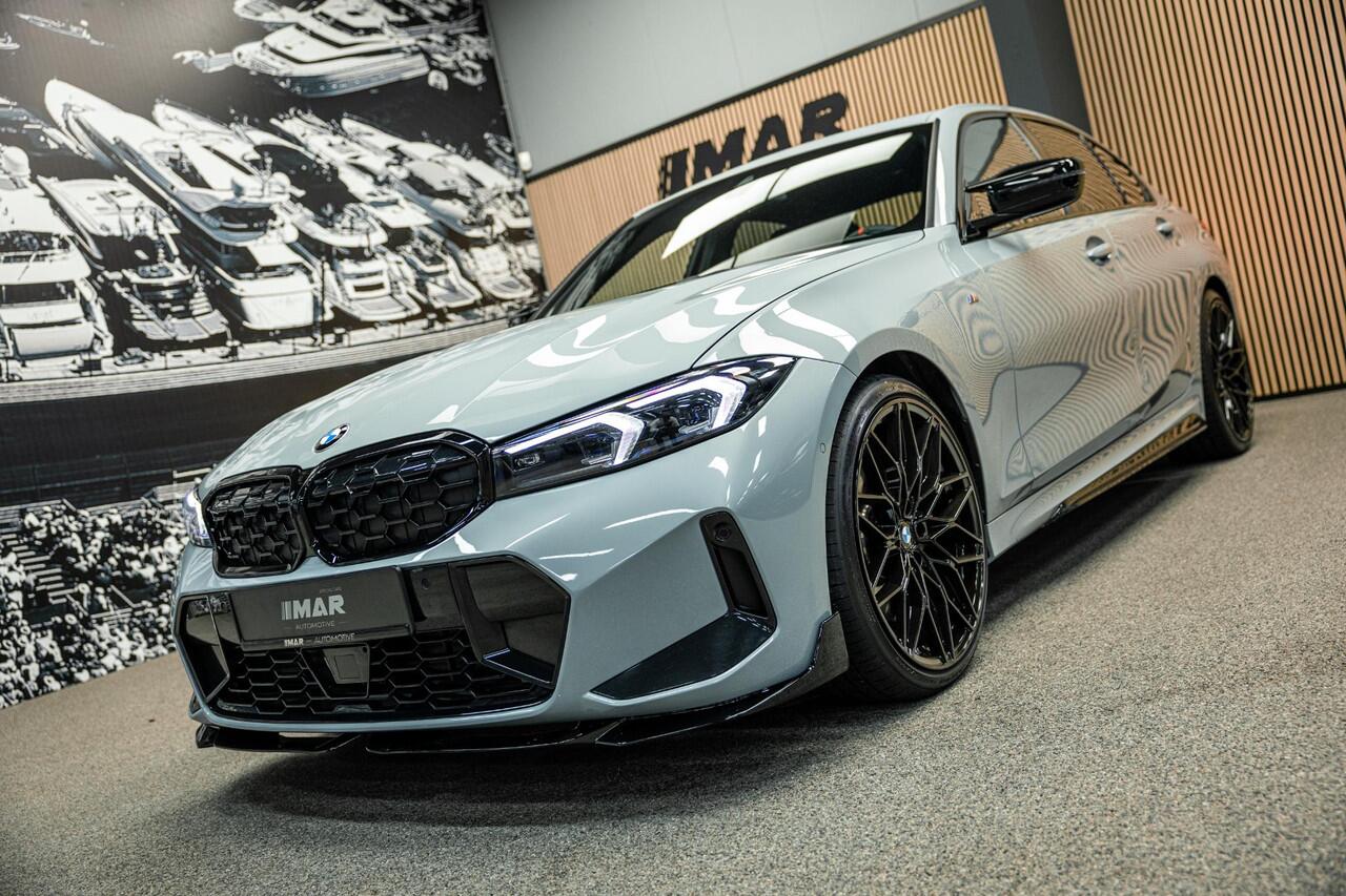 BMW 3-SERIE M340i xDrive | M-Performance Pack | M-stoelen | Head-Up | Carbon inleg | 20'' velgen | Sportstuur |