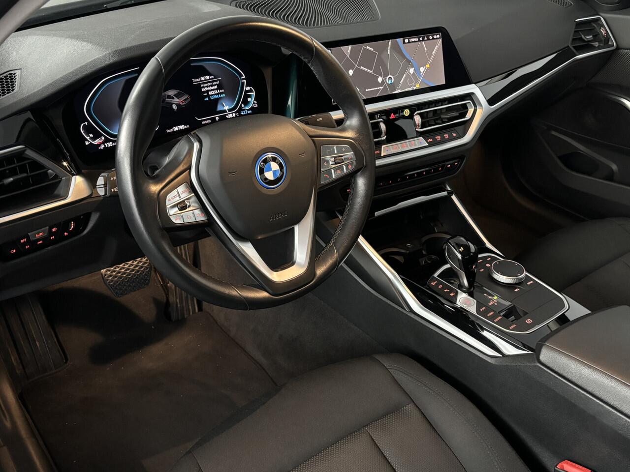 BMW 3-SERIE 330e | LED | 360° camera | Schuif-kanteldak | Laser LED-koplampen