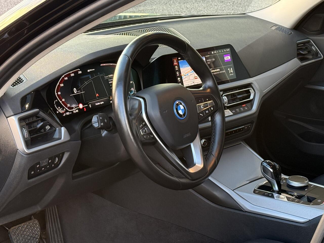 BMW 3-SERIE Touring 330e | Stoelverwarming | Apple Carplay | Achteruitrijcamera | Cruise |