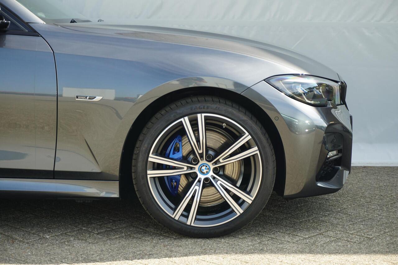 BMW 3-SERIE Touring 330e M Sportpakket 19'' / Laserlight / Head-Up Display / Koplampen Shadow Line