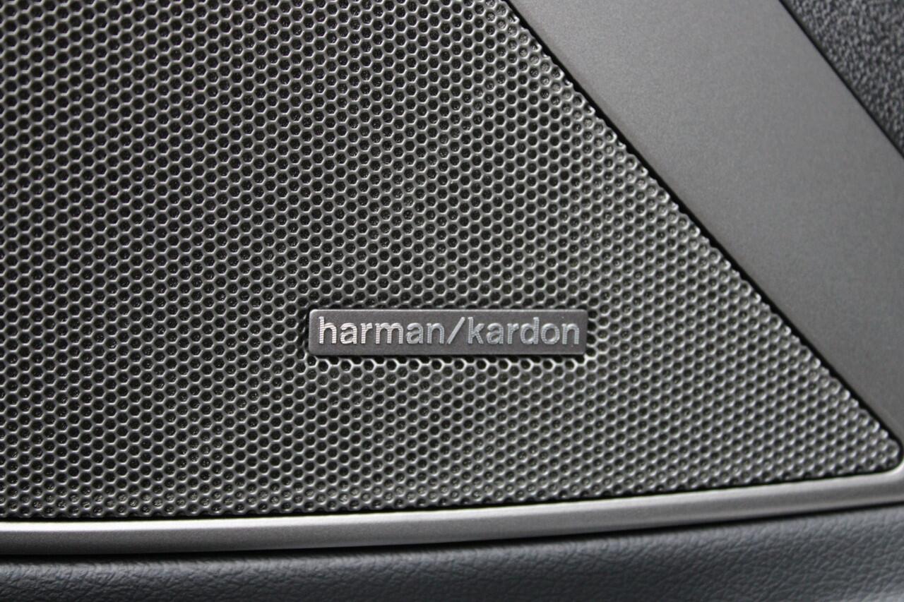 BMW 3-SERIE 330e High Executive M Sport Automaat / Schuif-kanteldak / Sportstoelen / Parking Assistant Plus / Comfort Access / Adaptieve LED / Stuurverwarming / Live Cockpit Professional