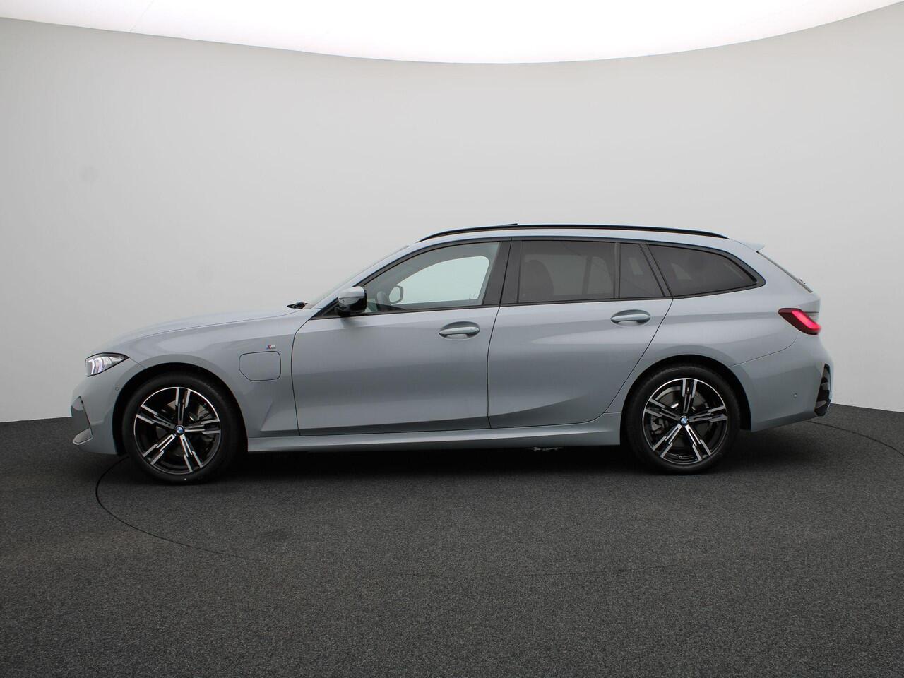 BMW 3-SERIE Touring 330e M Sportpakket | Comfort Pack | M Adaptief onderstel | Trekhaak | Panoramadak | Active Cruise Control | DAB | HiFi | 18''
