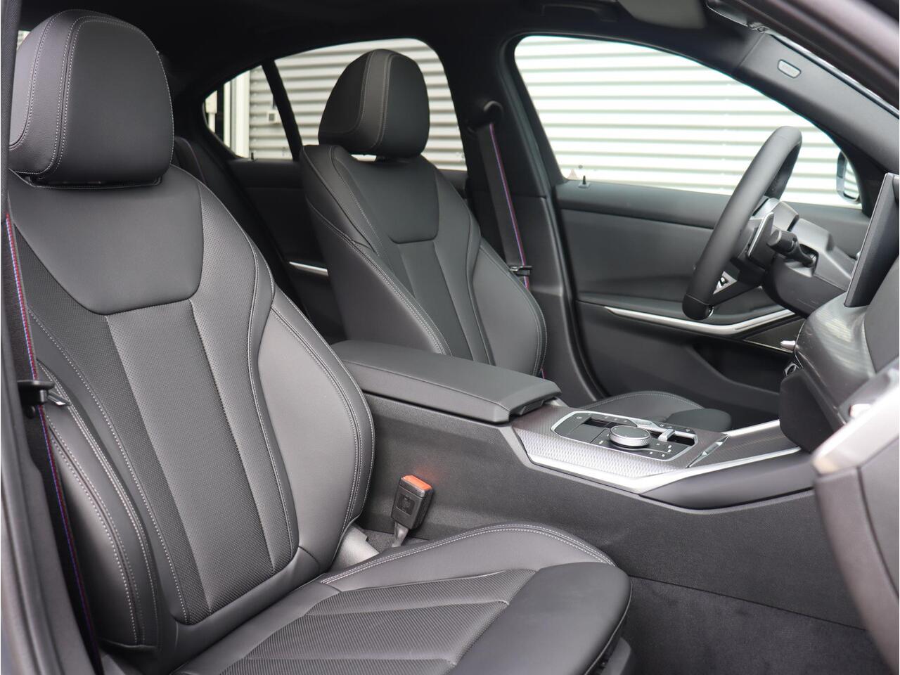 BMW 3-SERIE Sedan 330e | M Sportpakket Pro | Panodak | Harman Kardon | Camera | Getint Glas | Adaptive LED | Verwarmbare Voorstoelen | 19'' LMV