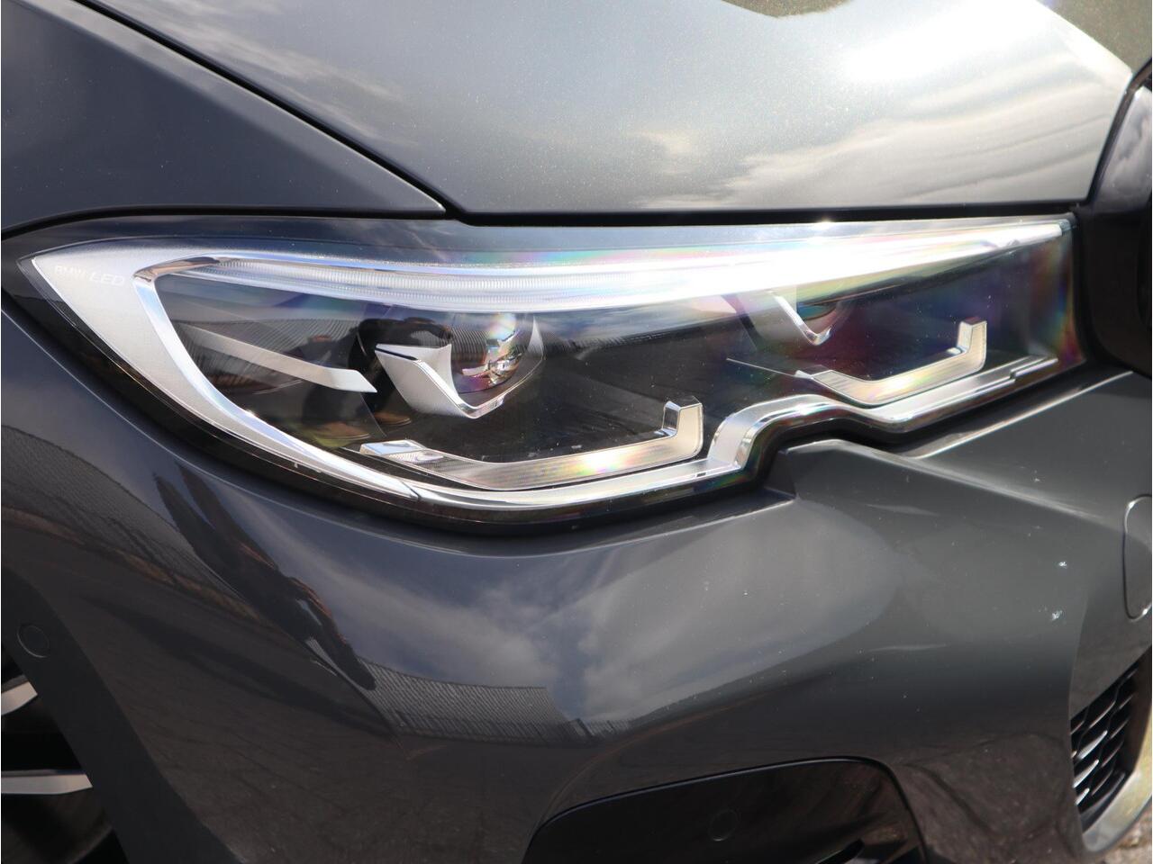 BMW 3-SERIE Touring 320i High Executive M Sport Pakket Automaat / Live Cockpit Professional / Panoramadak / Leder / Adaptive Cruise Control / Head-Up Display / Apple CarPlay / 19 Inch / M Sportremsysteem / Shadow Line / LED / Extra Getint Glas / Stoelverwarming