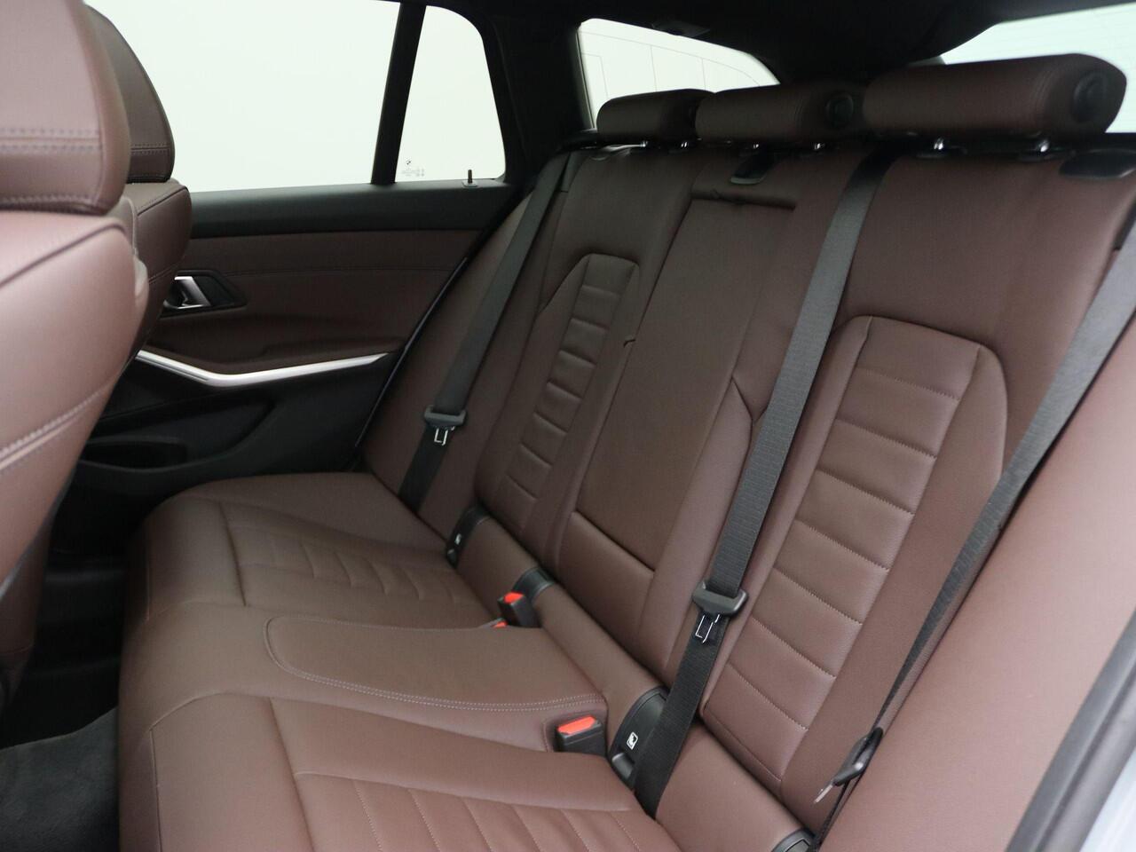 BMW 3-SERIE Touring 330e M Sportpakket | Comfort Pack | M Adaptief onderstel | Trekhaak | Panoramadak | Active Cruise Control | DAB | HiFi | 18''