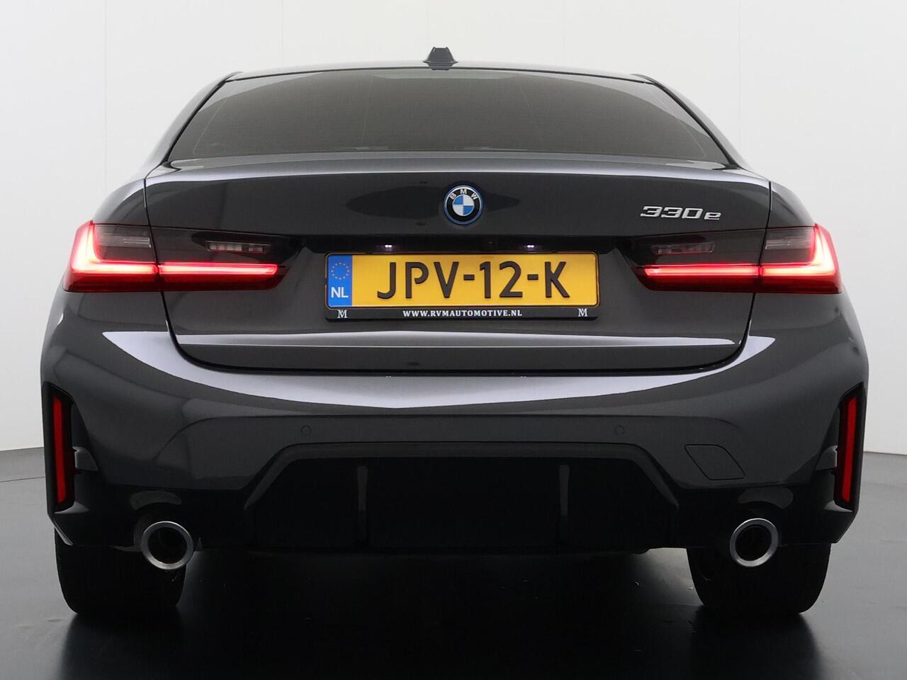 BMW 3-SERIE 330e High Executive BOMVOL!| M SPORT | SCHUIFDAK | LEDER | HARMAN KARDON | LASER LED | ELECTR STOELEN | KEYLESS | HEAD UP| DODE HOEK HERKENNING | STUURWIEL VERWARMING