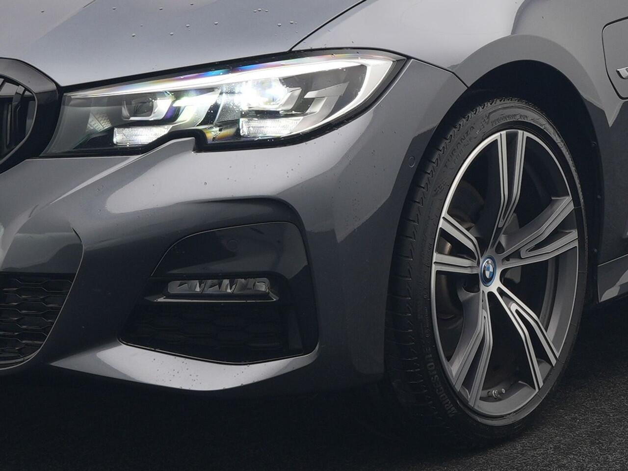 BMW 3-SERIE Touring 320e M Sport Plug In Hybrid 204pk Dealer O.H. PHEV | Trekhaak Af Fabriek | Panodak | Camera | Adaptief Onderstel | 19"L.M | Alcantara Sportstoelen Memory & Verwarmd | Sfeerverlichting | Apple Carplay | Keyless | Navigatie | DAB |