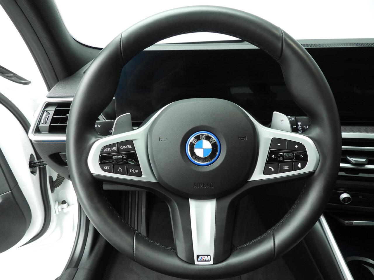 BMW 3-SERIE Touring 330e | M-Sportpakket | LED | Leder | HUD | Schuifdak | Elektr. zetels | Keyles go | DAB | Hifi speakers | Alu 19 inch