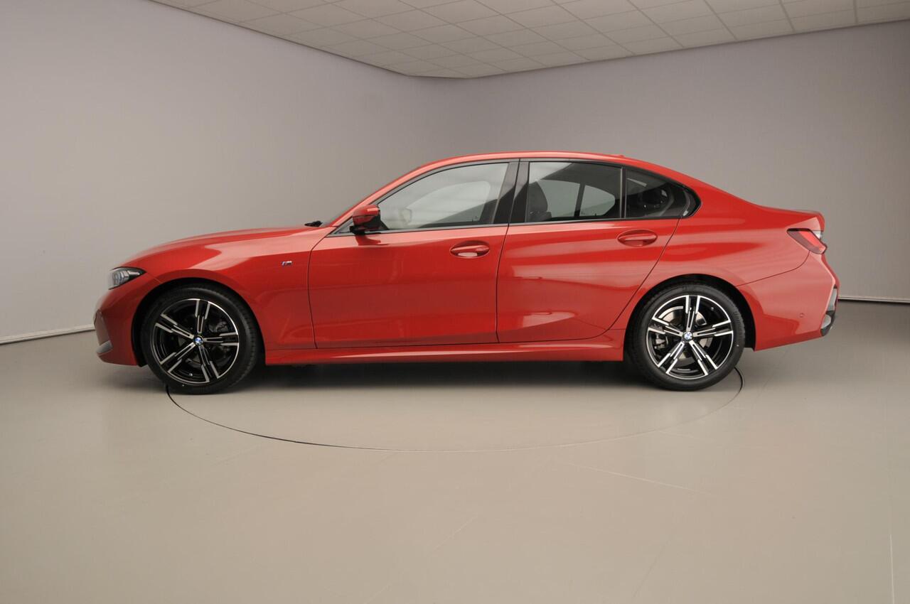 BMW 3-SERIE Sedan 320i | M-Sportpakket | LED | Leder | HUD | Keyles go | Stoelverwarming | DAB | Hifi speakers | Alu 18 inch