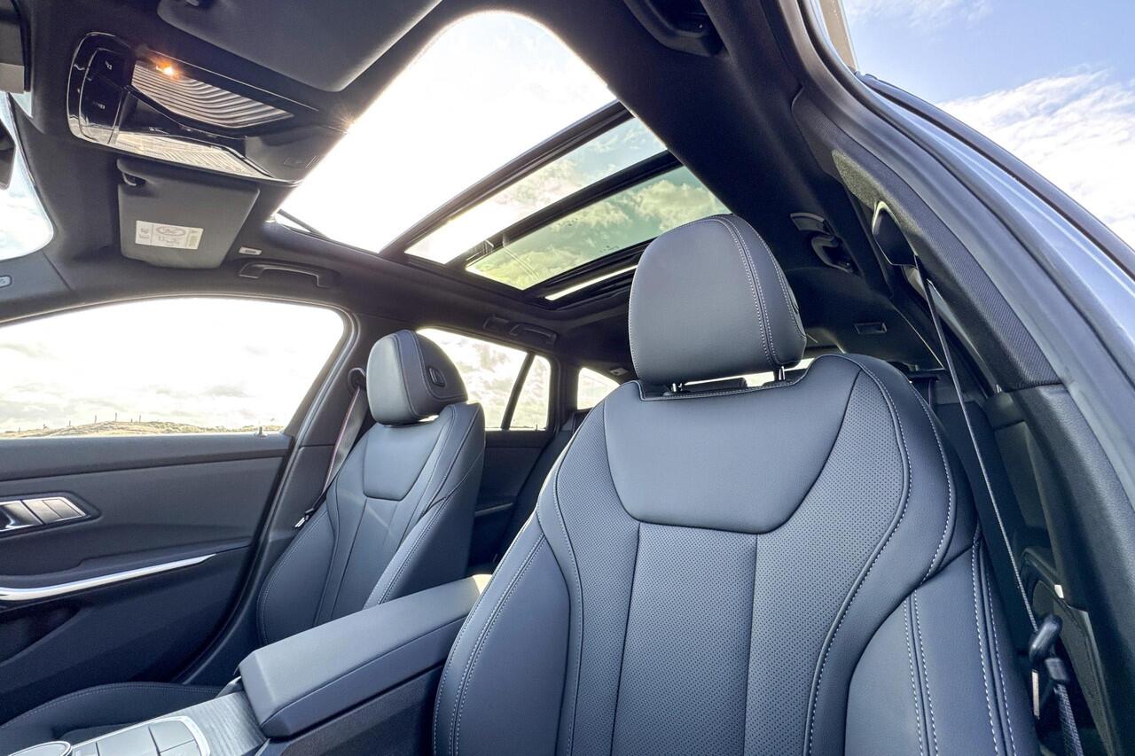 BMW 3-SERIE Touring 330e | M Sport | Glazen Panoramadak | Comfort Access | Stoelverwarming |