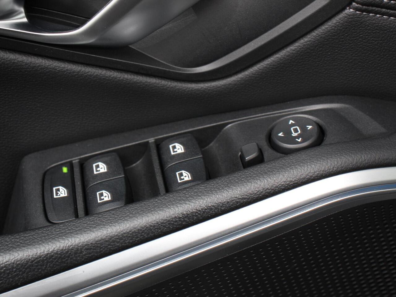 BMW 3-SERIE Touring 330e Touring Sportline PHEV AUT DEMO! Climate control | Adaptieve cruise control | Parkeersensoren | Navigatie | Sfeerverlichting | Stuur + stoelverwarming | Apple Carplay/ Android Auto