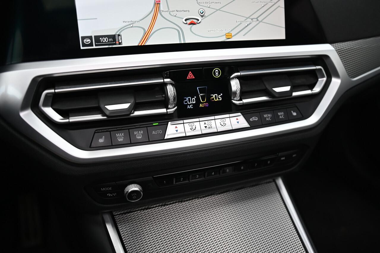 BMW 3-SERIE Touring M340i xDrive Automaat / Panoramadak / Trekhaak / Sportstoelen / Laserlight / M Adaptief onderstel / Comfort Access / Gesture Control / Stoelverwarming / Head-Up