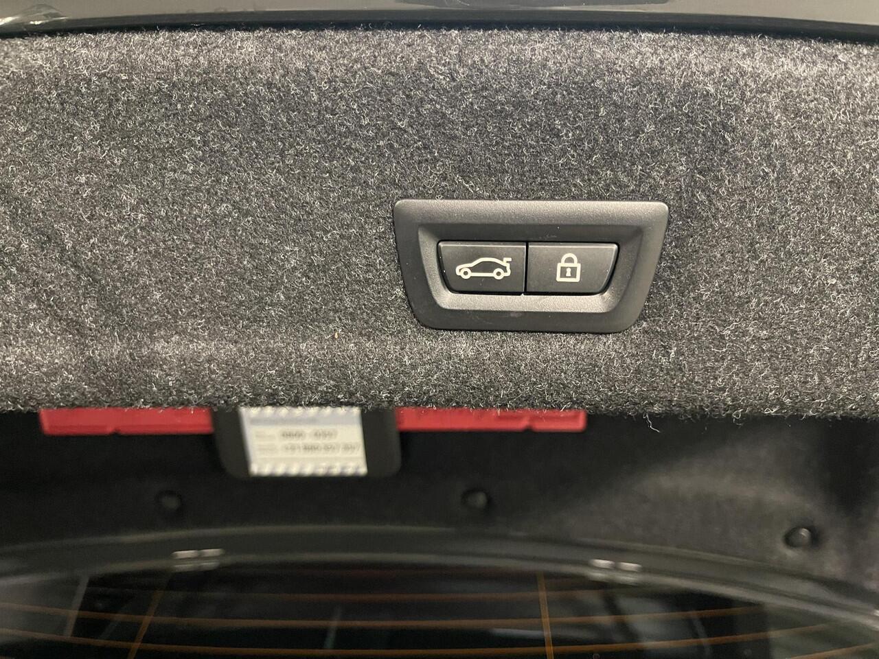 BMW 3-SERIE 320e High Executive 18"/Leder/Laser LED/Stuur + stoelverwarming/Dodehoek/Elektrische klep/Trekhaak/Hed-up/Keyless