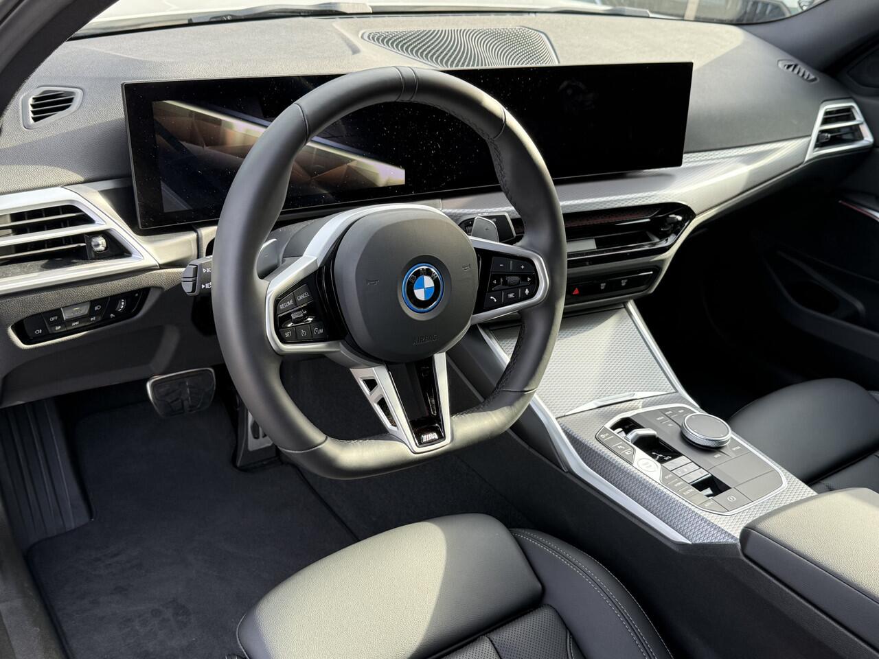 BMW 3-SERIE 330e | NW Model | M-Sport | 18'' | Schuif-/Kanteldak | Camera | Elek. Trekhaak | HiFi