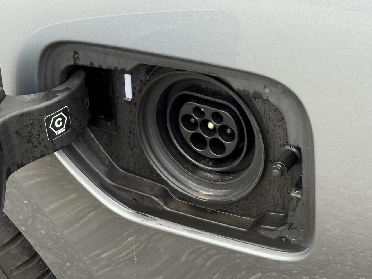 BMW 3-SERIE Touring 320e | Leder | Camera | Sportstoel. | PDC voor + achter