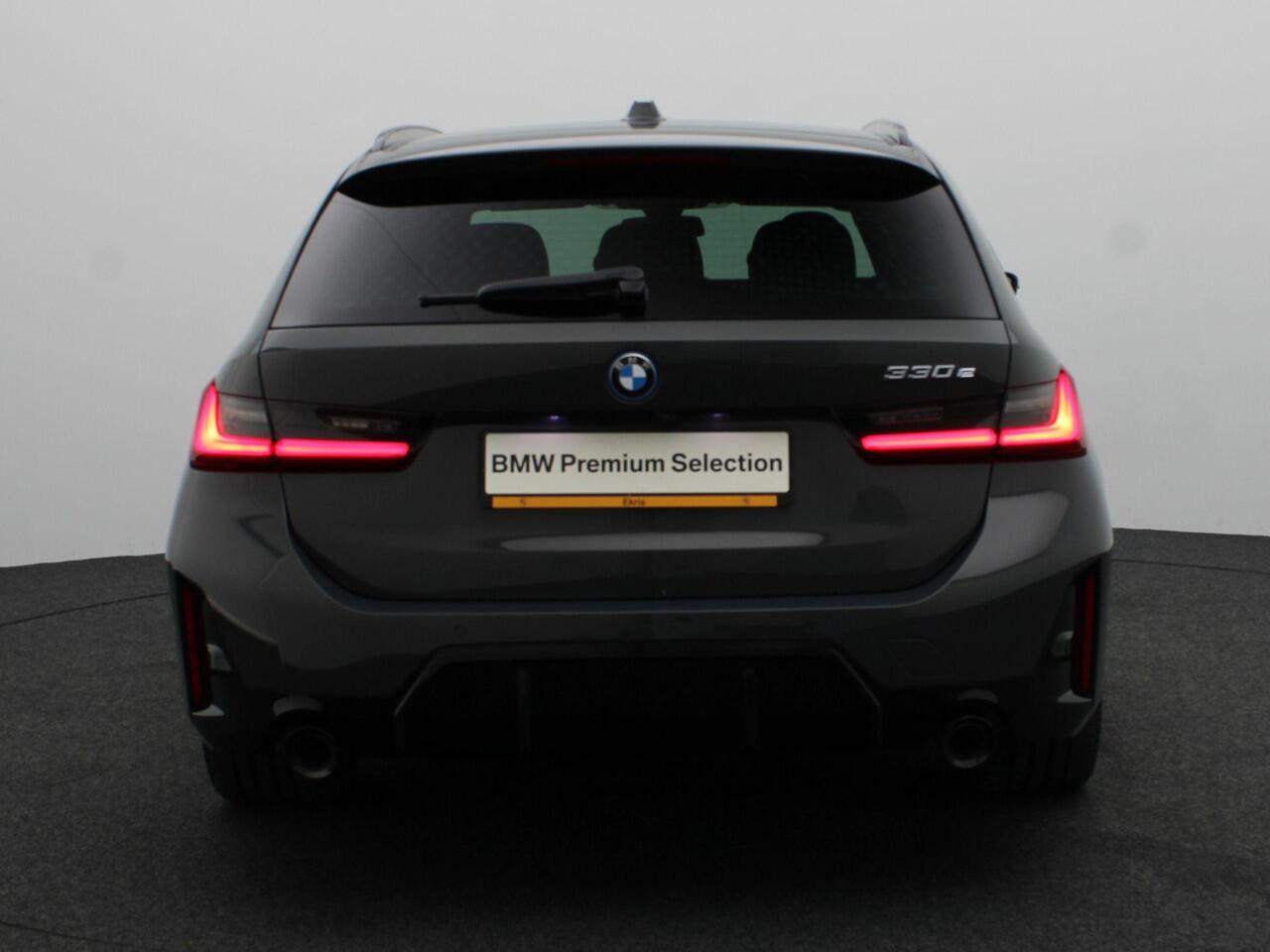 BMW 3-SERIE 330e Touring M Sportpakket | Achteruitrijcamera | Driving Assistant | HIFI | 18"