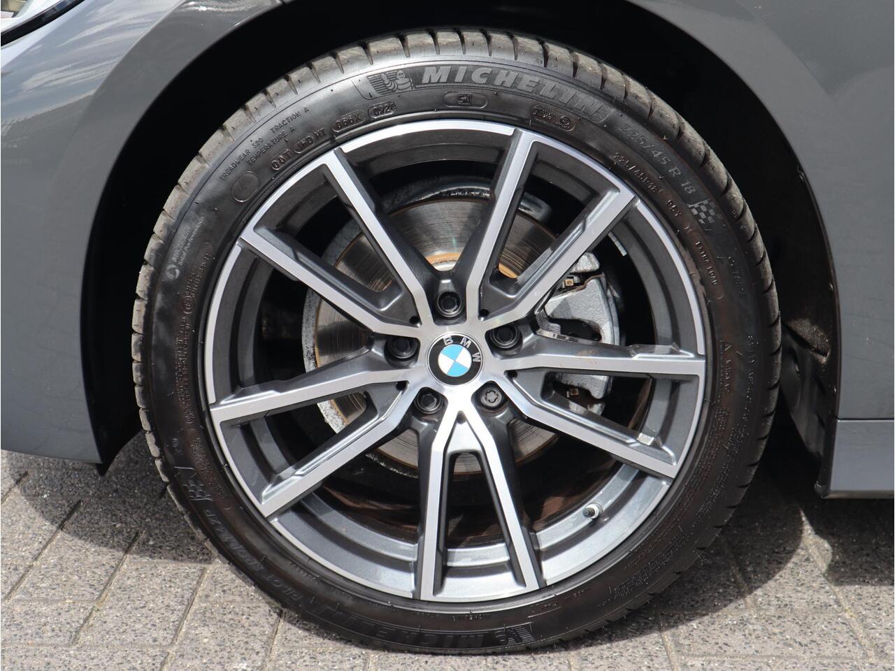 BMW 3-SERIE Touring Executive Sport Line Automaat / Live Cockpit Professional / Trekhaak / Panoramadak / Apple CarPlay / 18 Inch / Hifi / LED / Shadow Line