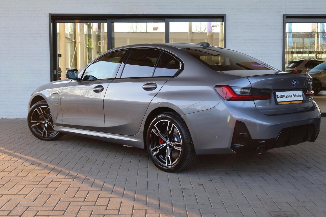 BMW 3-SERIE 330e Sedan | M Sportpakket Pro | Comfort Pack