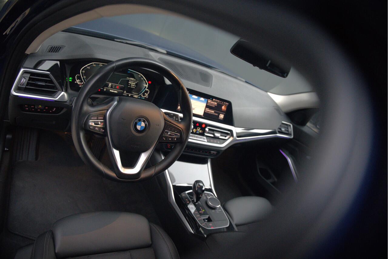 BMW 3-SERIE Touring 330e High Executive Sportline | Keyless | PDC | Leer | Hifi | Ambiance Verlichting | Stoelverwarming | Adaptive Cruise Control | BTW | LED | Shadow Line | Navigatie Prof. | DAB |