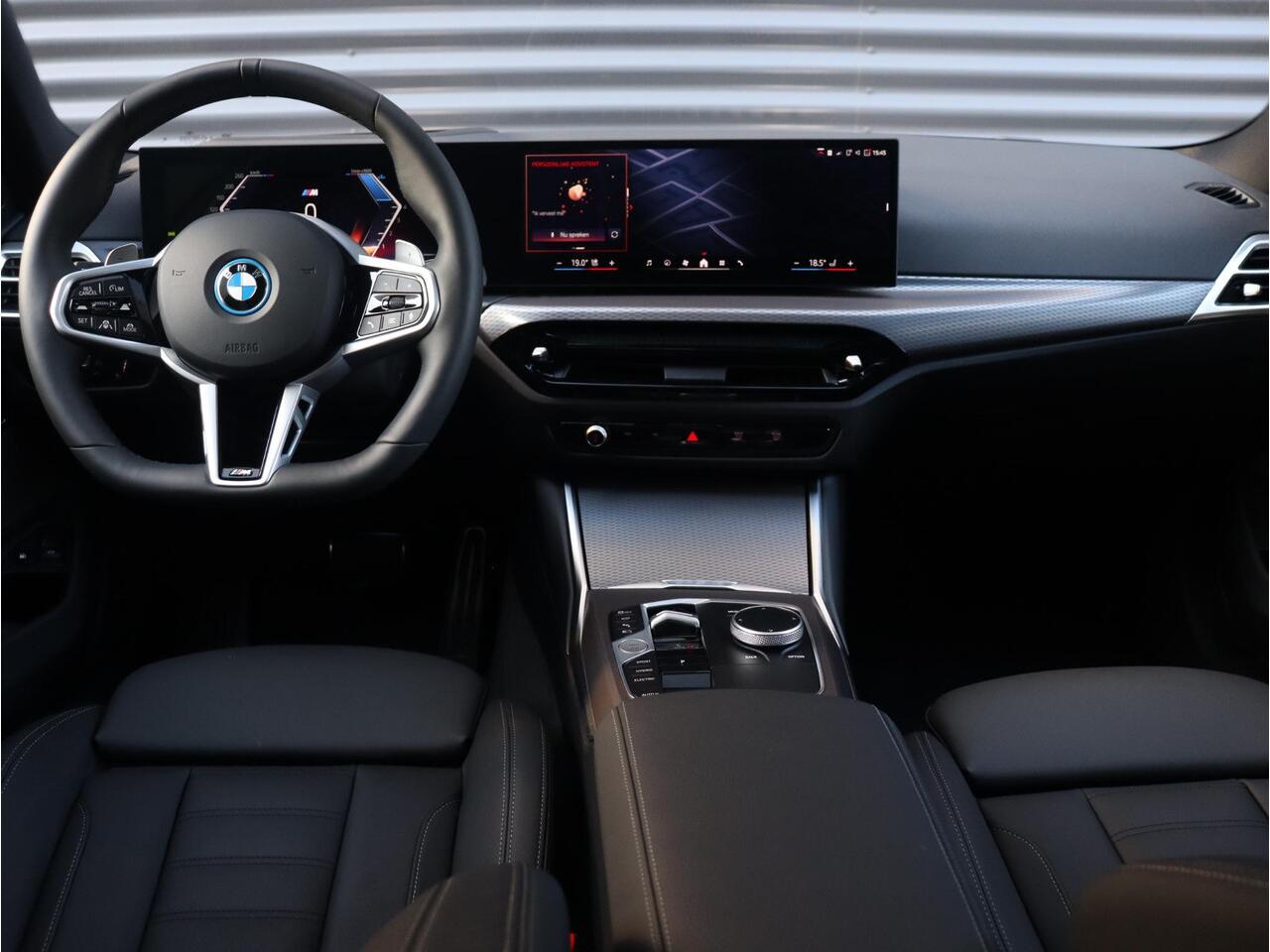 BMW 3-SERIE Touring 330e Individual Lak | M sportpakket Pro | Innovation Pack | Comfort Pack | Trekhaak | Panoramadak