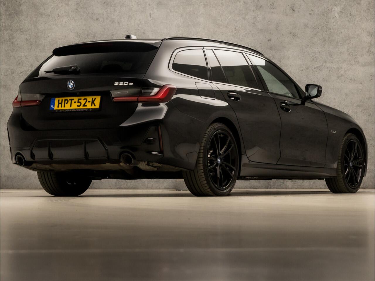 BMW 3-SERIE Touring 330e M Sport 293Pk Automaat (KUIPSTOELEN, PANORAMADAK, HEAD-UP DISPLAY, HARMAN/KARDON, ADAPTIVE CRUISE, M SPORTSTOELEN, SFEERVERLICHTING, ELEK ACHTERKLEP, APPLE CARPLAY, KEYLESS, CAMERA, NIEUWSTAAT)