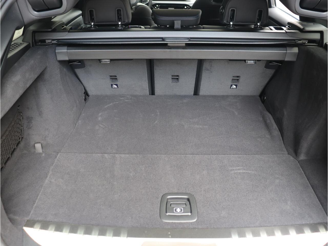 BMW 3-SERIE Touring 330e | High Executive | M Sportpakket Pro | Panodak | Trekhaak | Adaptive Cruise Control | Innovation Pack | Head-Up | Parking Assistant Plus | 19'' LMV