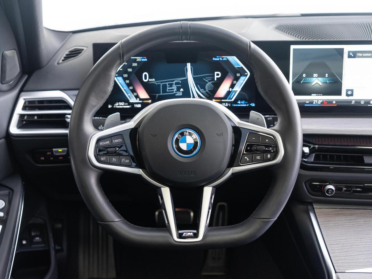 BMW 3-SERIE Touring 330e | M Sportpakket Pro | Achteruitrijcamera | Panoramadak | Stoelverwarming | Cruise Control | 18''
