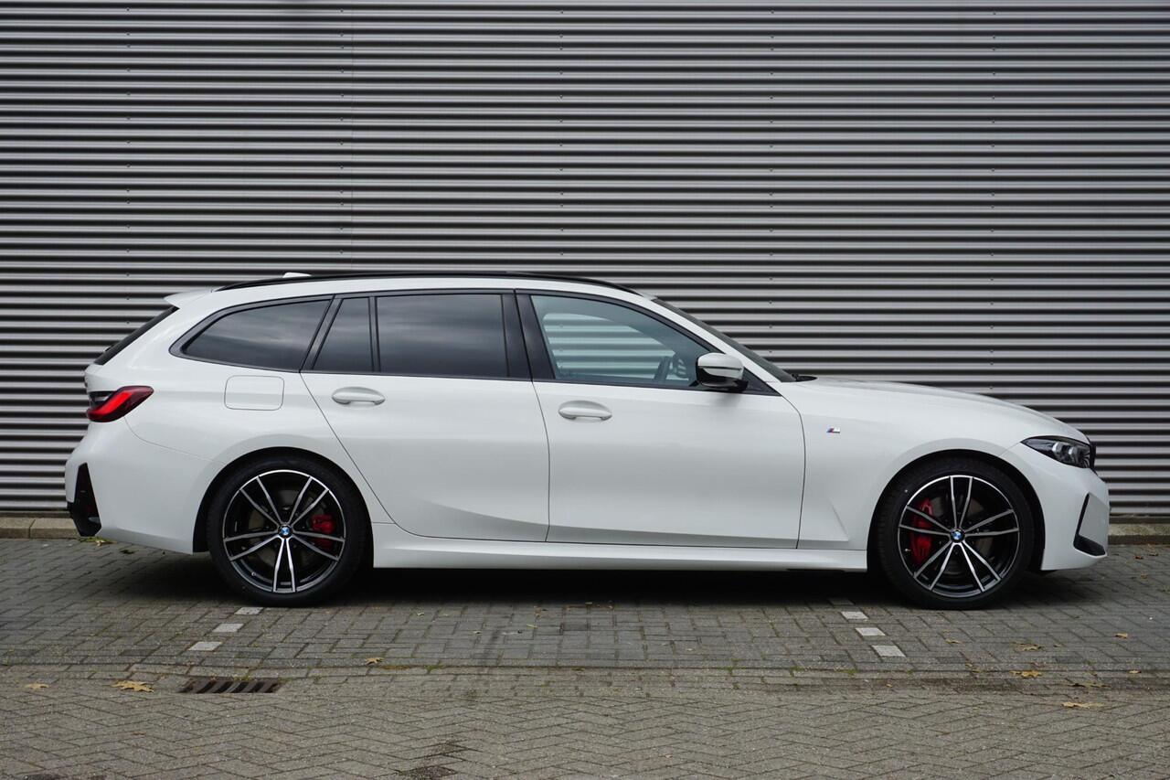 BMW 3-SERIE Touring 330i M Sportpakket Pro | Travel Pack | Glazen panoramadak | 19 inch LM Dubbelspaak | Extra getint glas | M Sportremsysteem Rot