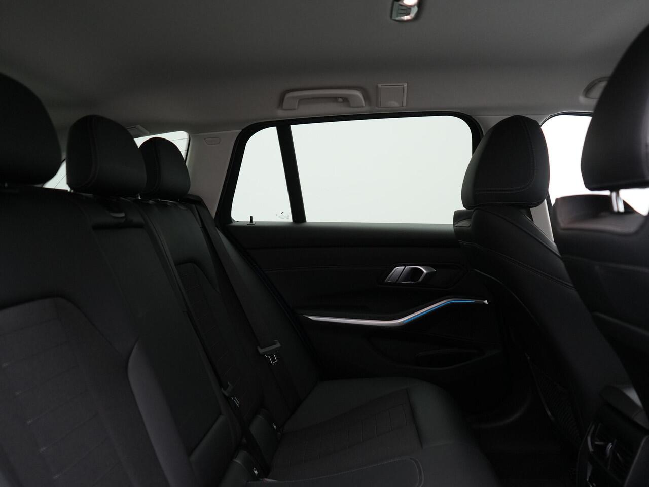 BMW 3-SERIE Touring 330e Sportline Plug In Hybrid 293pk Dealer O.H. PHEV | Adaptive Cruise | Sfeerverlichting | Apple Carplay | Black Optic | Sportstoelen Verwarmd | Navigatie | Blis | Virtual | DAB |