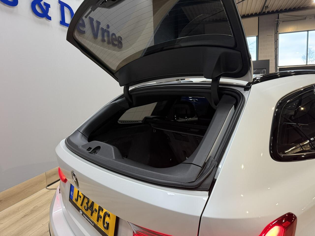 BMW 3-SERIE Touring 318i Executive Edition M Sport Parelmoer Wit Airco ECC | Virtual | Sfeer | Camera | Adaptief LED | Sfeer | Cruise Control | Isofix | NAP